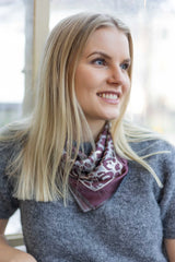 Lasessor Kylie silkkihuivi - viininpunainen - kuvioitu - neliöhuivi - asusteet - naisten muoti - pukeutuminen - IHANA Store